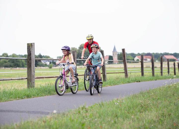 opa-mit-enkeln-auf-radtouradfcapril-agentur